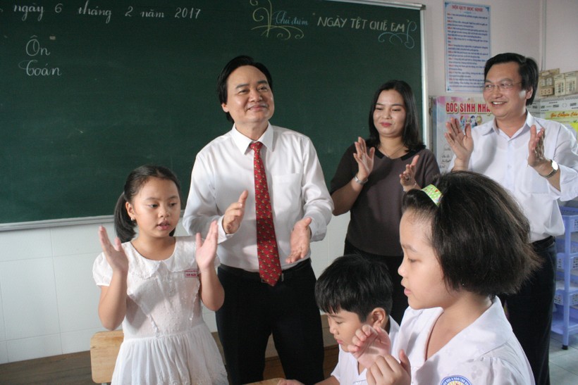 Bộ trưởng Bộ GD&ĐT Phùng Xuân Nhạ trong chuyến thăm Trường TH Ngô Quyền, quận Ninh Kiều, TP Cần Thơ