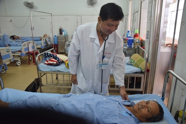 Bệnh nhân Huỳnh Văn Trực được bác sĩ Đỗ Nguyên Phương thăm khám