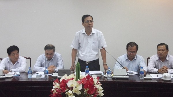 Phó Chủ tịch UBND tỉnh Cà Mau Trần Hồng Quân phát biểu tại cuộc họp
