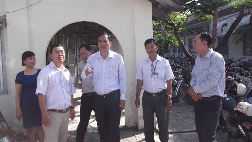 Phó Chủ tịch UBND tỉnh Cà Mau Trần Hồng Quân (thứ hai từ trái qua) dẫn đầu đoàn kiểm tra