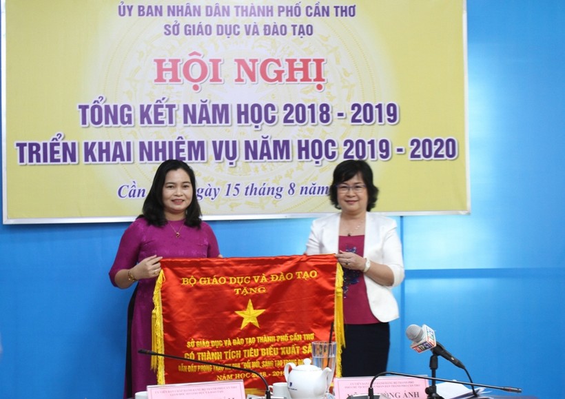 Bà Võ Thị Hồng Ánh (phải) - Phó Chủ tịch UBND TP Cần Thơ trao Cờ thi đua của Bộ GD&ĐT cho ngành GD&ĐT TP Cần Thơ