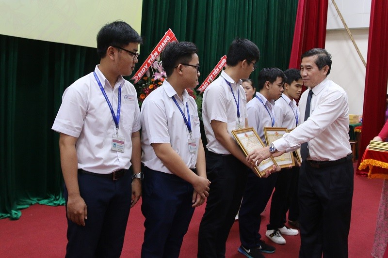 Chủ tịch UBND tỉnh Lê Văn Hưởng tặng bằng khen UBND tỉnh cho các em HS