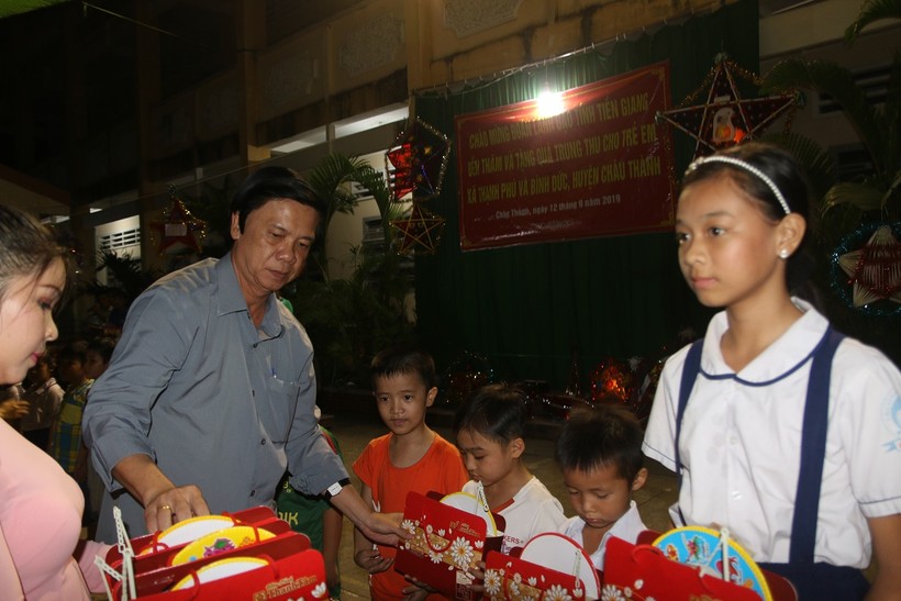 Ông Nguyễn Văn Danh - Bí thư Tỉnh ủy Tiền Giang tặng quà Trung thu cho các em thiếu nhi huyện Châu Thành.