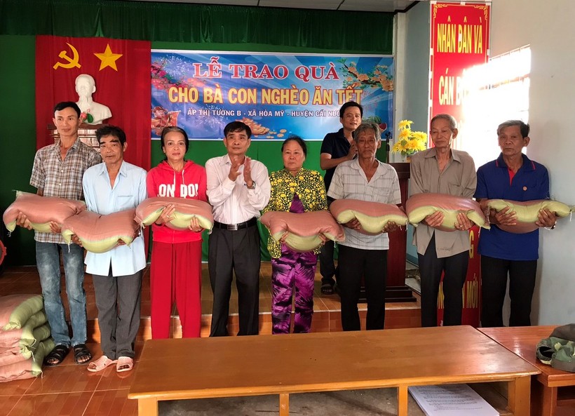 Thầy Đỗ Thanh Hiệp trao quà cho hộ nghèo huyện Cái Nước, Cà Mau.
