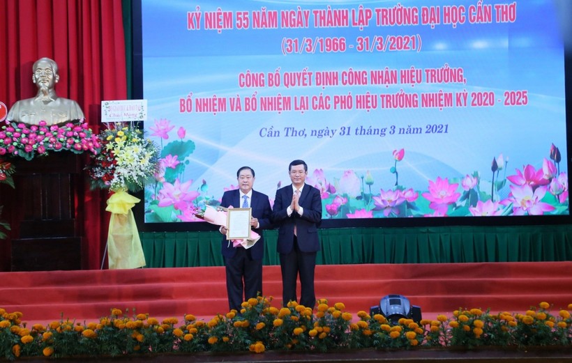 Thứ trưởng Bộ GD&ĐT Nguyễn Văn Phúc trao Quyết định của Bộ trưởng Bộ GD&ĐT công nhận GS Hà Thanh Toàn giữ chức vụ Hiệu trưởng Trường ĐH Cần Thơ nhiệm kỳ 2020 - 2025.