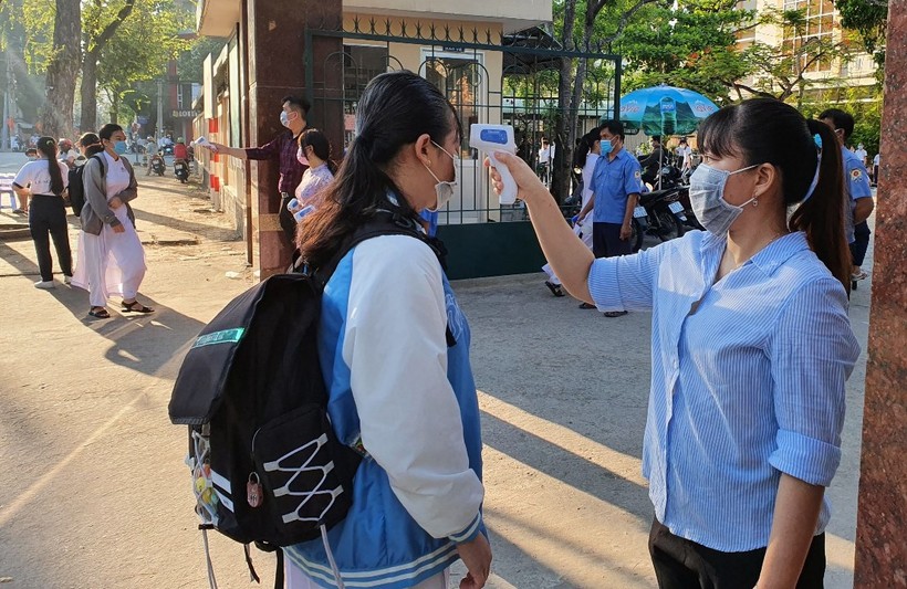 HS tỉnh Tiền Giang được kiểm tra thân nhiệt trước khi vào trường.