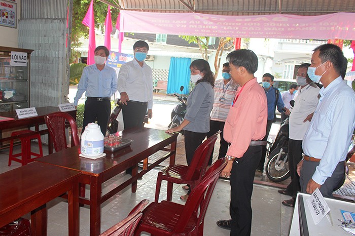 Bí thư Tỉnh ủy Đồng Tháp Lê Quốc Phong (thứ 2 từ trái sang) kiểm tra công tác chuẩn bị bầu cử tại TP Sa Đéc. Ảnh: D. Út.