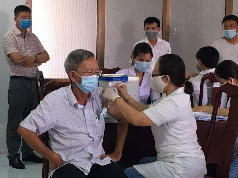 Thành viên Đoàn kiểm tra được tiêm ngừa vắc xin phòng dịch Covid-19.