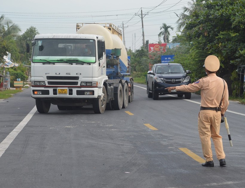 Kiểm soát người và phương tiện ra vào tỉnh Sóc Trăng trên trên Quốc lộ 1A.