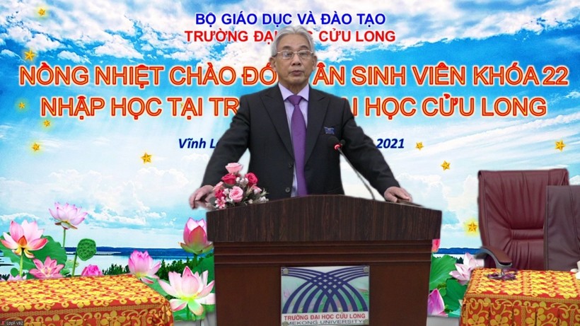 NGƯT.PGS.TS Lương Minh Cừ - Bí thư Đảng ủy, Hiệu trưởng nhà trường phát biểu tại buổi đón tiếp tân SV bằng hình thức trực tuyến.