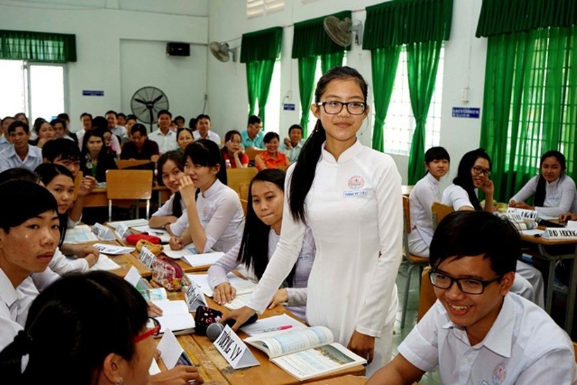 HS tỉnh Đồng Tháp chia sẻ ý kiến trong giờ học nhóm. 
