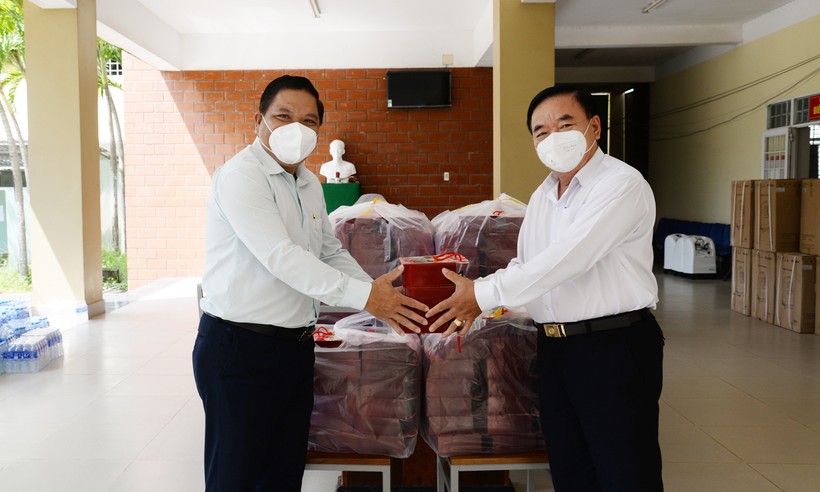 Giám đốc Sở LĐ-TB&XH Lý Văn Cẩm (trái) trao quà Trung thu tại Bệnh viện dã chiến số 7.