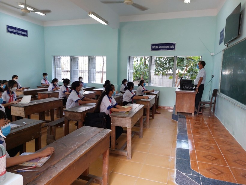 HS Trường THCS Tân Phú Đông trở lại học trực tiếp sáng 8/11.