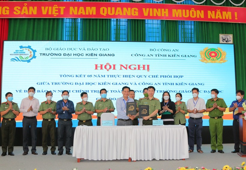 Trường ĐH Kiên Giang và Công an tỉnh Kiên Giang ký kết quy chế phối hợp giai đoạn 2021 – 2026.