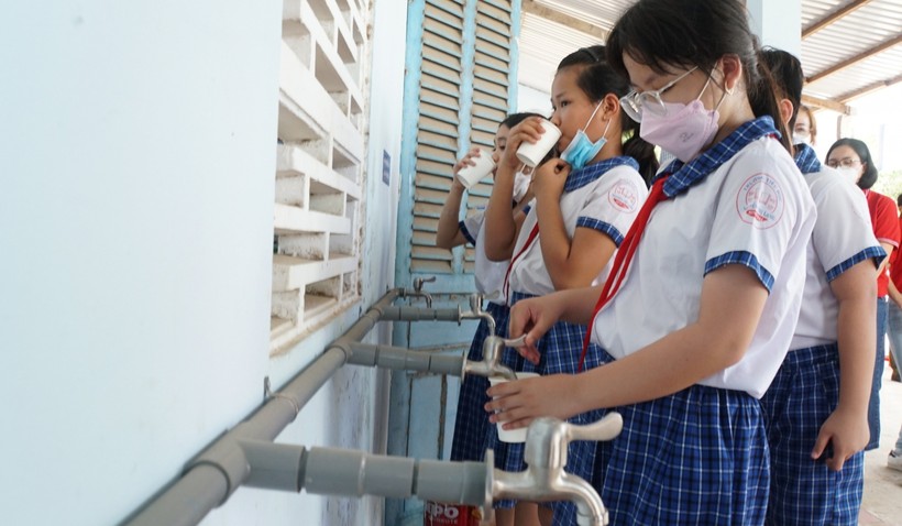 Các em học sinh uống nước sạch từ hệ thống máy lọc nước.