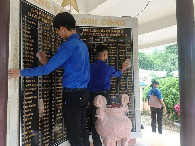 Học sinh Trường THPT Lấp Vò 2 (Đồng Tháp) chăm sóc Bia tưởng niệm các anh hùng liệt sĩ.