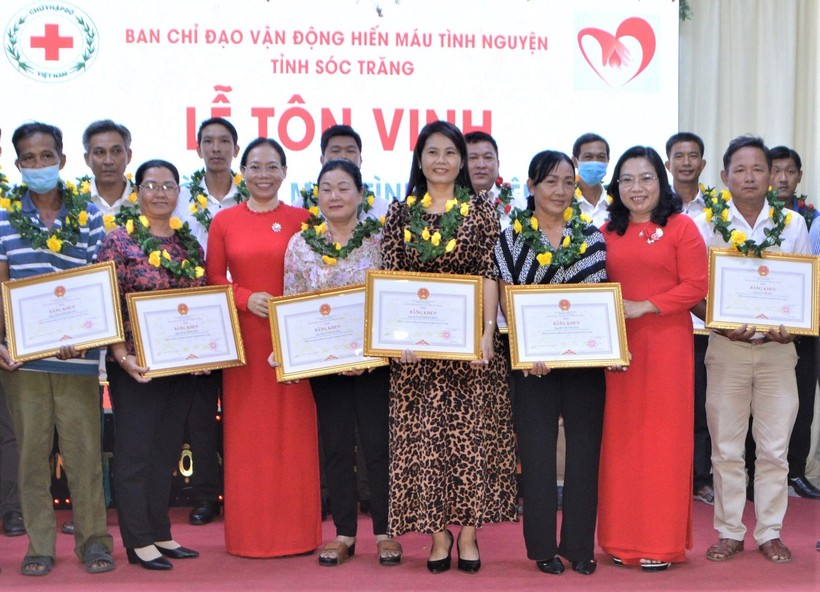 Cô Nguyễn Thị Ngoan (thứ 4 từ phải sang) nhận Bằng khen của Chủ tịch UBND tỉnh Sóc Trăng tại Lễ tôn vinh 125 tấm gương hiến máu tình nguyện tiêu biểu năm 2022.