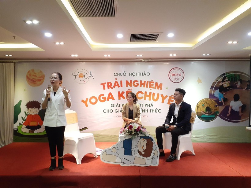 Các chuyên gia chia sẻ về Yoga kể chuyện tại hội thảo.