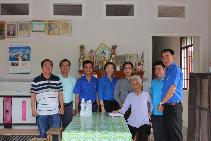Đoàn Trường ĐH Kiên Giang, Đoàn Khoa Kinh tế và Xã đoàn Minh Hòa đến thăm mẹ Việt Nam anh hùng Thị Ma.