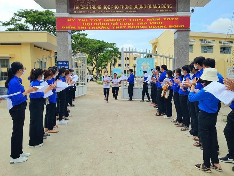 Tình nguyên viên chào đón thí sinh ở điểm thi Trường THPT Dương Quang Đông (Cầu Ngang, Trà Vinh).