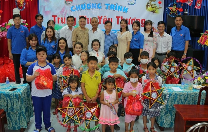 Đoàn Trường ĐH Kiên Giang chia sẻ niềm vui Trung thu đến trẻ em xã Vĩnh Thạnh, huyện Giồng Riềng.