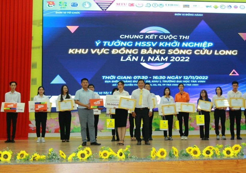 Ban tổ chức trao giải nhất cho dự án Cá cơm xanh của sinh viên Trường ĐH Kiên Giang.