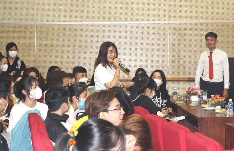 Hoa hậu Thùy Tiên cùng sinh viên Trường ĐH Cửu Long 'Đánh thức tuổi trẻ' ảnh 1