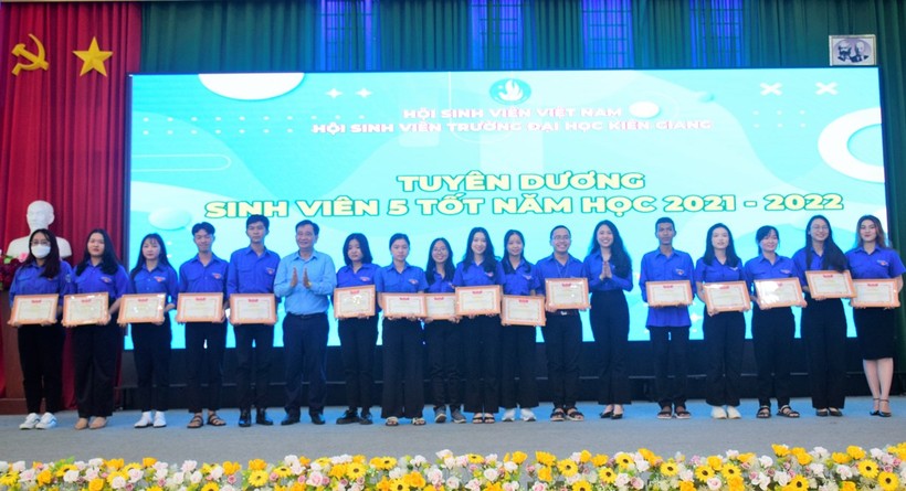 TS Nguyễn Tuấn Khanh - Bí thư Đảng ủy, Hiệu trưởng Trường ĐH Kiên Giang trao giấy chứng nhận “Sinh viên 5 tốt” cho các tập thể và cá nhân.