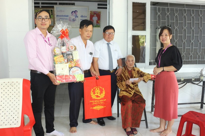 Đoàn công tác Trường ĐH Cửu Long thăm, tặng quà Mẹ Đặng Thị Nhung.