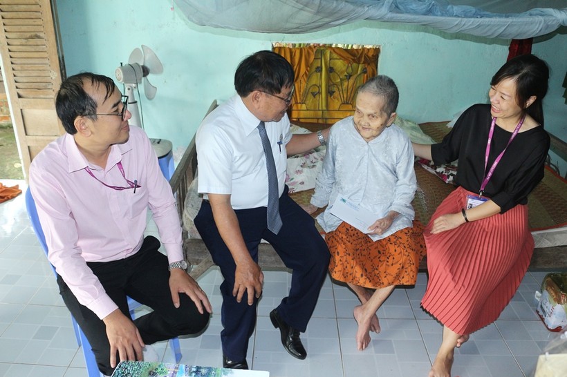Trường ĐH Cửu Long thăm và chúc Tết Mẹ Việt Nam Anh hùng ảnh 1