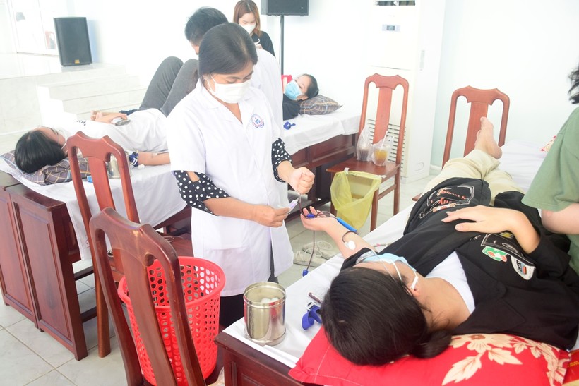 Đoàn viên, thanh niên Trường ĐH Kiên Giang tham gia hiến máu tình nguyện.