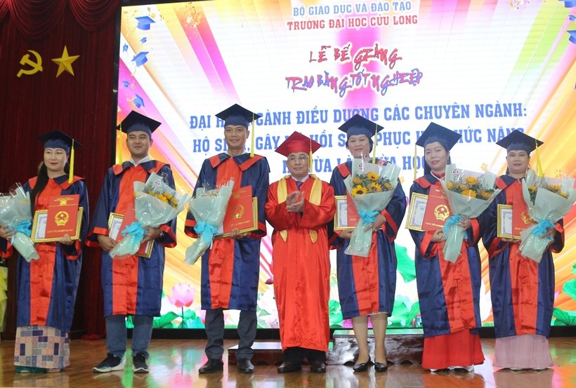 PGS.TS Lương Minh Cừ, Bí thư Đảng ủy, Hiệu trưởng Trường ĐH Cửu Long trao bằng cho SV tốt nghiệp xuất sắc tiêu biểu.