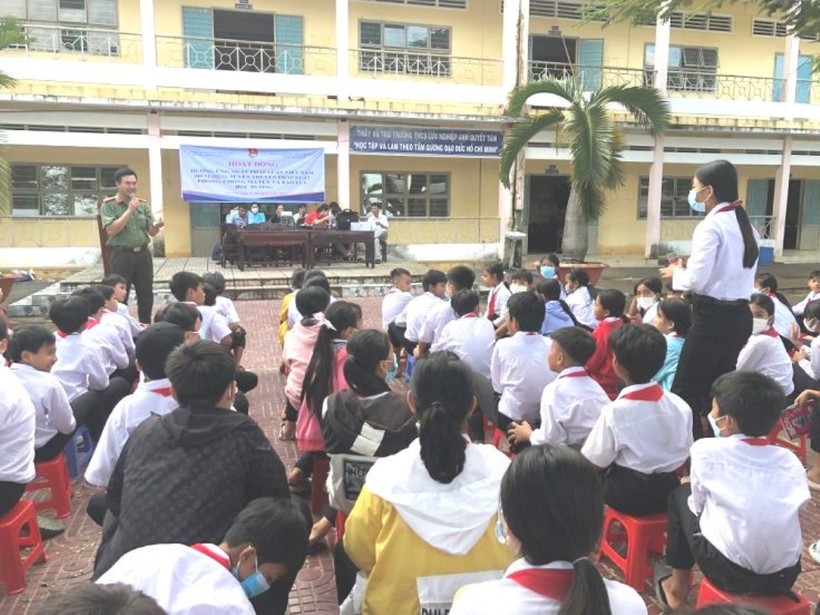 Công an tỉnh Trà Vinh tham gia tuyên truyền, phổ biến giáo dục pháp luật trong học sinh.