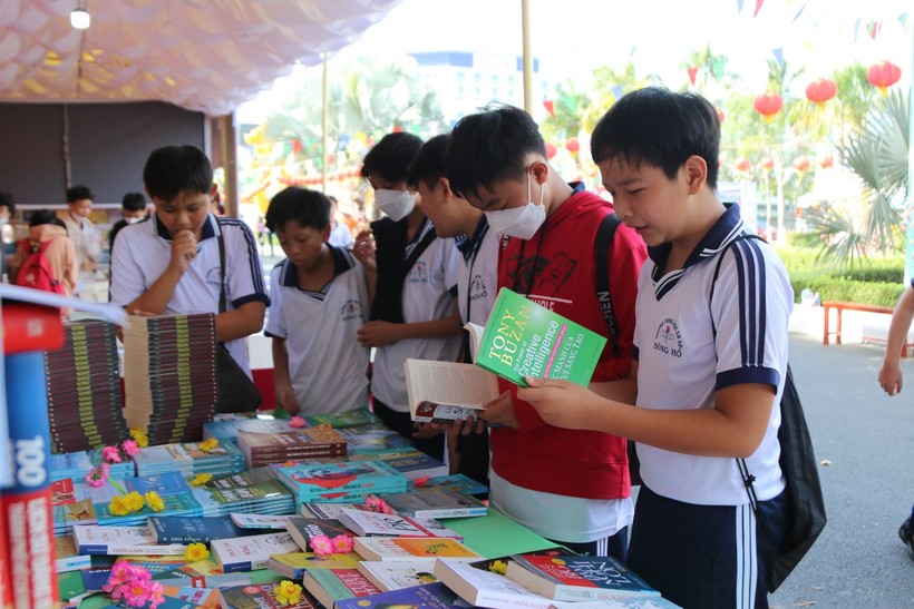 HS Trường THCS Đông Hồ tham quan, đọc sách tại gian hàng Trường ĐH Kiên Giang. 