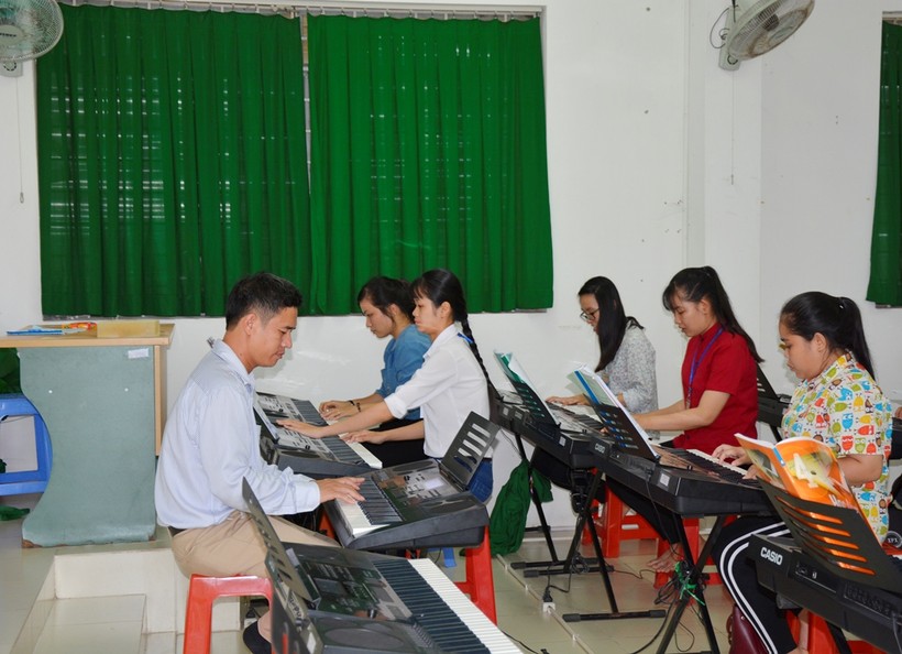 Giờ thực hành của sinh viên Sư phạm Âm nhạc Trường ĐH Đồng Tháp.