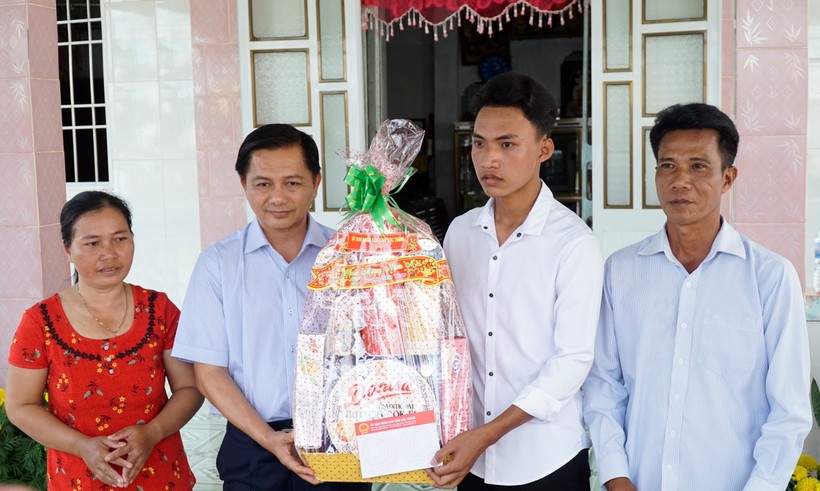 Ông Trần Văn Lâu, Chủ tịch UBND tỉnh Sóc Trăng thăm, tặng quà thanh niên lên đường nhập ngũ.
