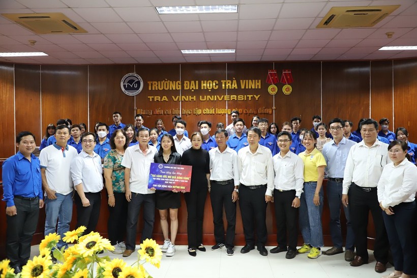 Trường ĐH Trà Vinh trao tặng học bổng “Tỏa sáng ước mơ Quả bóng Vàng” cho tuyển thủ Huỳnh Như.