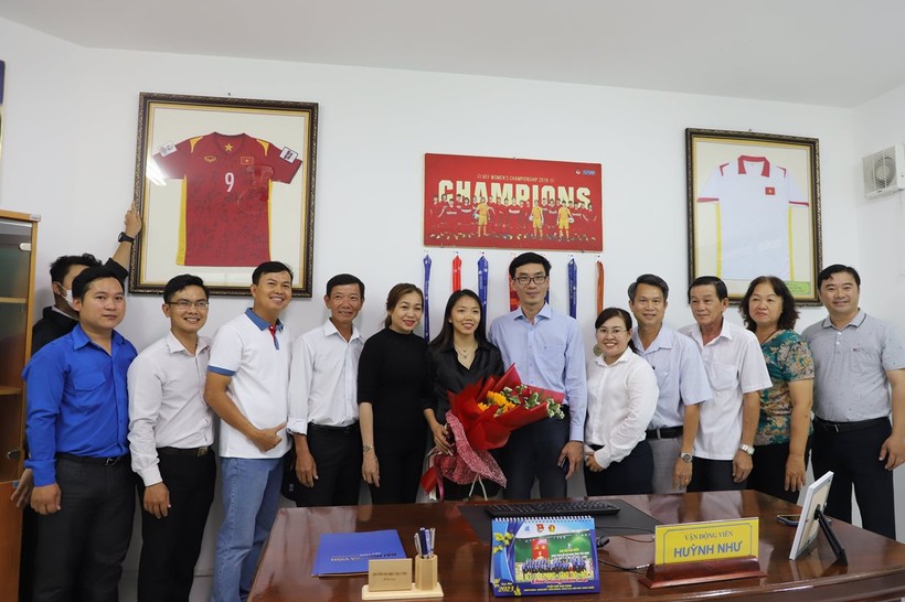Trường ĐH Trà Vinh trao học bổng toàn phần bậc thạc sĩ cho tuyển thủ Huỳnh Như ảnh 1
