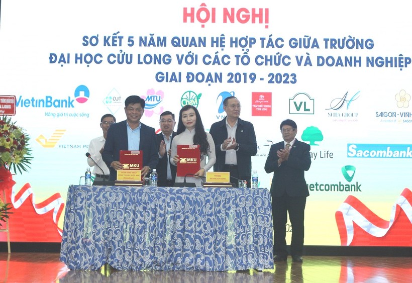 Trường ĐH Cửu Long ký kết hợp tác với Ngân hàng Vietinbank Vĩnh Long.