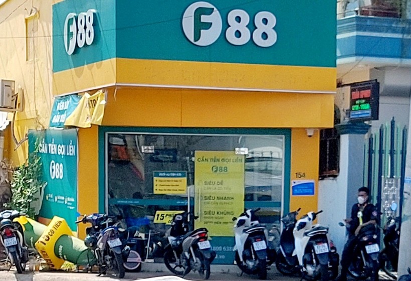 Lực lượng cảnh sát có mặt tại F88 trên đường Lê Hồng Phong, phường 3, TP Sóc Trăng.