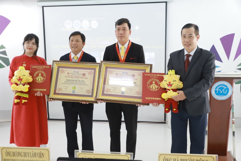 Lãnh đạo Trường ĐH Trà Vinh và ThS Nguyễn Văn Vũ An nhận bằng xác lập kỷ lục và Huy hiệu kỷ lục.