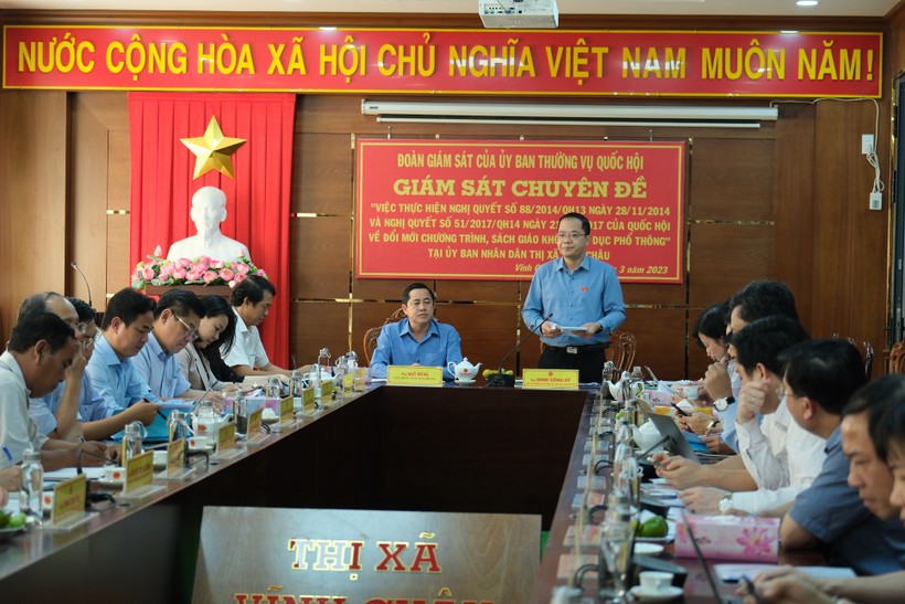 Quang cảnh buổi làm việc của đoàn khảo sát tại UBND thị xã Vĩnh Châu.