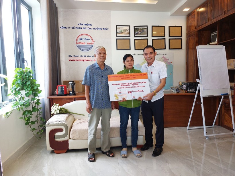 Hội đồng hương Nghệ An và Hà Tĩnh tại tỉnh Sóc Trăng trao tiền hỗ trợ cho bà Hồng. 