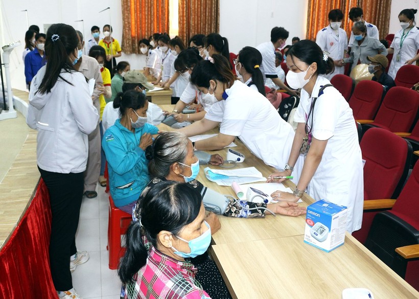 Trường ĐH Cửu Long chung tay chăm sóc sức khỏe người dân ảnh 1