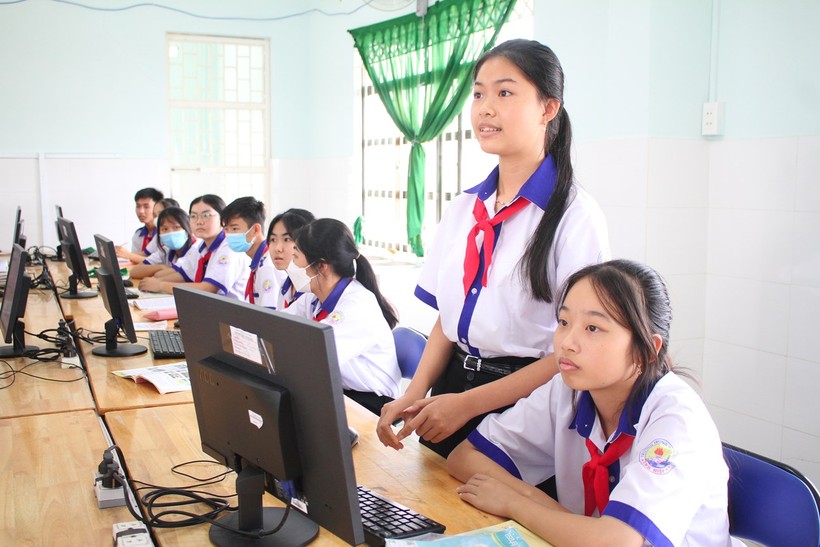 Học sinh Trường THCS Vĩnh Hiệp (thị xã Vĩnh Châu, Sóc Trăng) trong giờ học Tin học. Ảnh: Q. Ngữ.