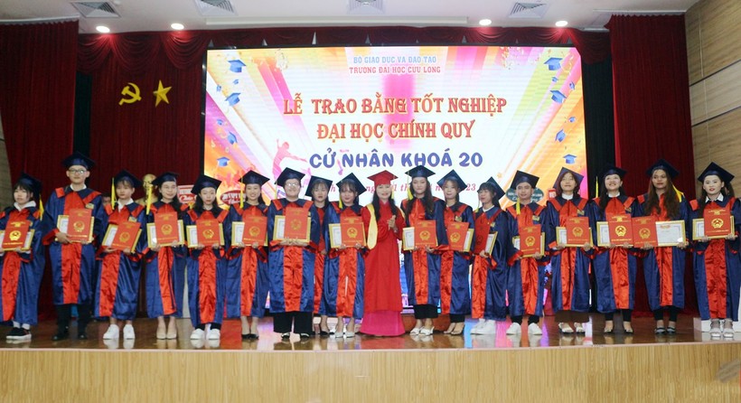 Trường Đại học Cửu Long trao bằng tốt nghiệp cho 282 tân cử nhân ảnh 1