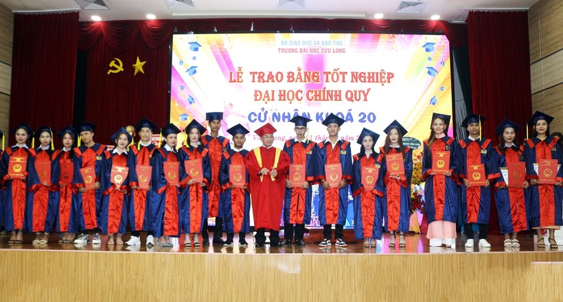 Trường Đại học Cửu Long trao bằng tốt nghiệp cho 282 tân cử nhân ảnh 2