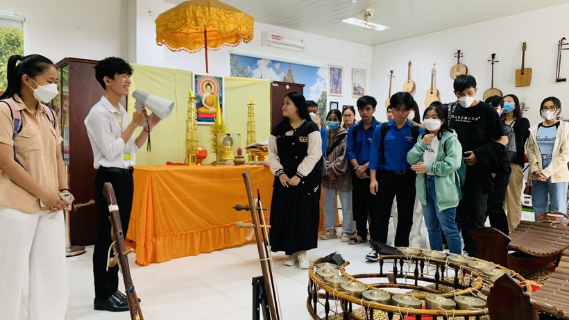 Học sinh lớp 12 thăm Trường Ngôn ngữ - Văn hóa - Nghệ thuật Khmer Nam Bộ và Nhân văn (Trường ĐH Trà Vinh).