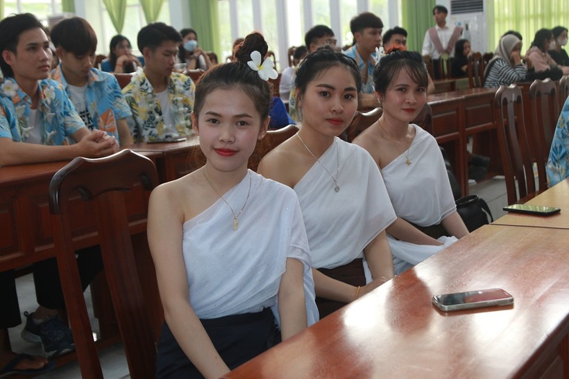 Sinh viên Lào, Campuchia ở Trường ĐH Kiên Giang vui Tết cổ truyền ảnh 2