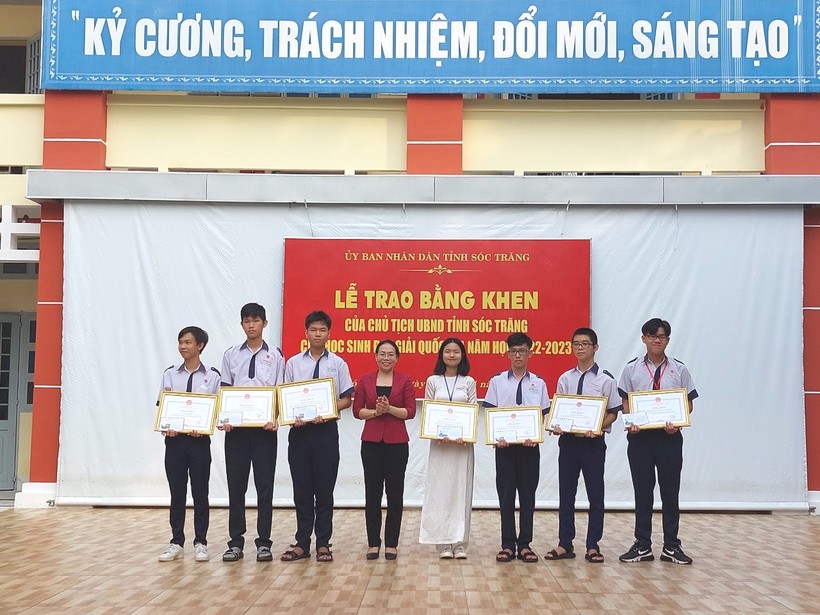 Bà Huỳnh Thị Diễm Ngọc, Phó Chủ tịch UBND tỉnh Sóc Trăng trao bằng khen của Chủ tịch UBND tỉnh cho học sinh.